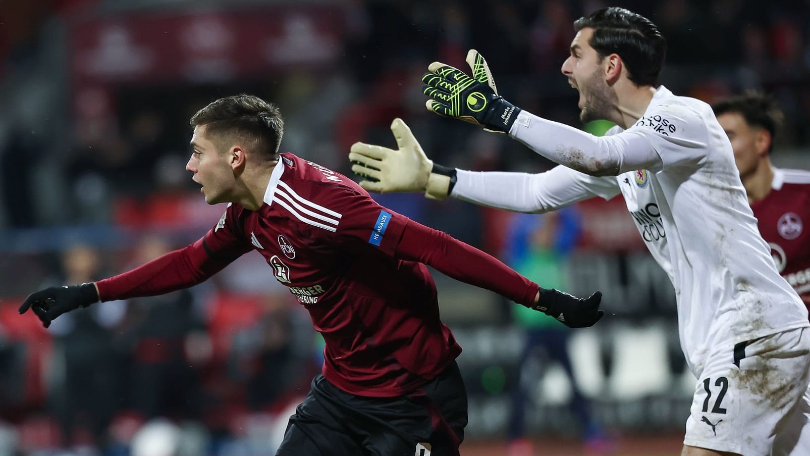 Stefanos Tzimas (l.) jubelt, Marco Johansson (r.) beschwert sich: Nürnbergs Siegtreffer gegen die Eintracht war das Ergebnis eines Freistoßtricks.