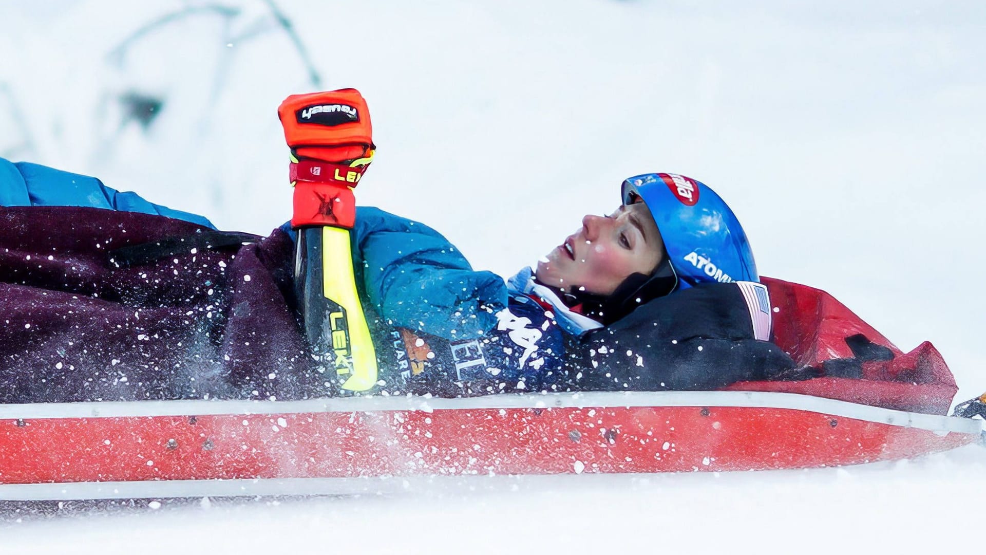 Bange Minuten: Nach ihrem Sturz in Killington wurde Mikaela Shiffrin auf einer Trage abtransportiert.