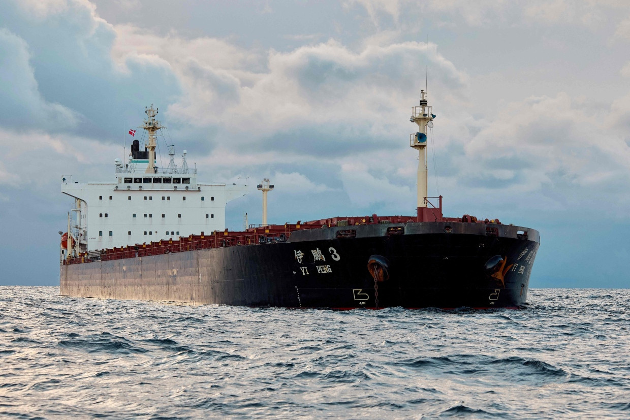 Der chinesische Frachter Yi Peng an der Einfahrt zur Ostsee. Das Schiff soll europäische Datenleitungen am Meeresgrund zerstört haben.