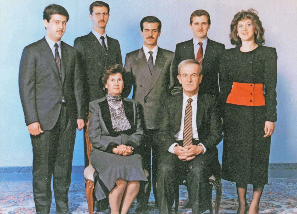 Ein Familienfoto aus dem Jahr 1986, vorne Hafiz al-Assad mit Frau Anissa, dahinter die Söhne Maher, Baschar, Basil, Majd und Tochter Buschra (v.l.)