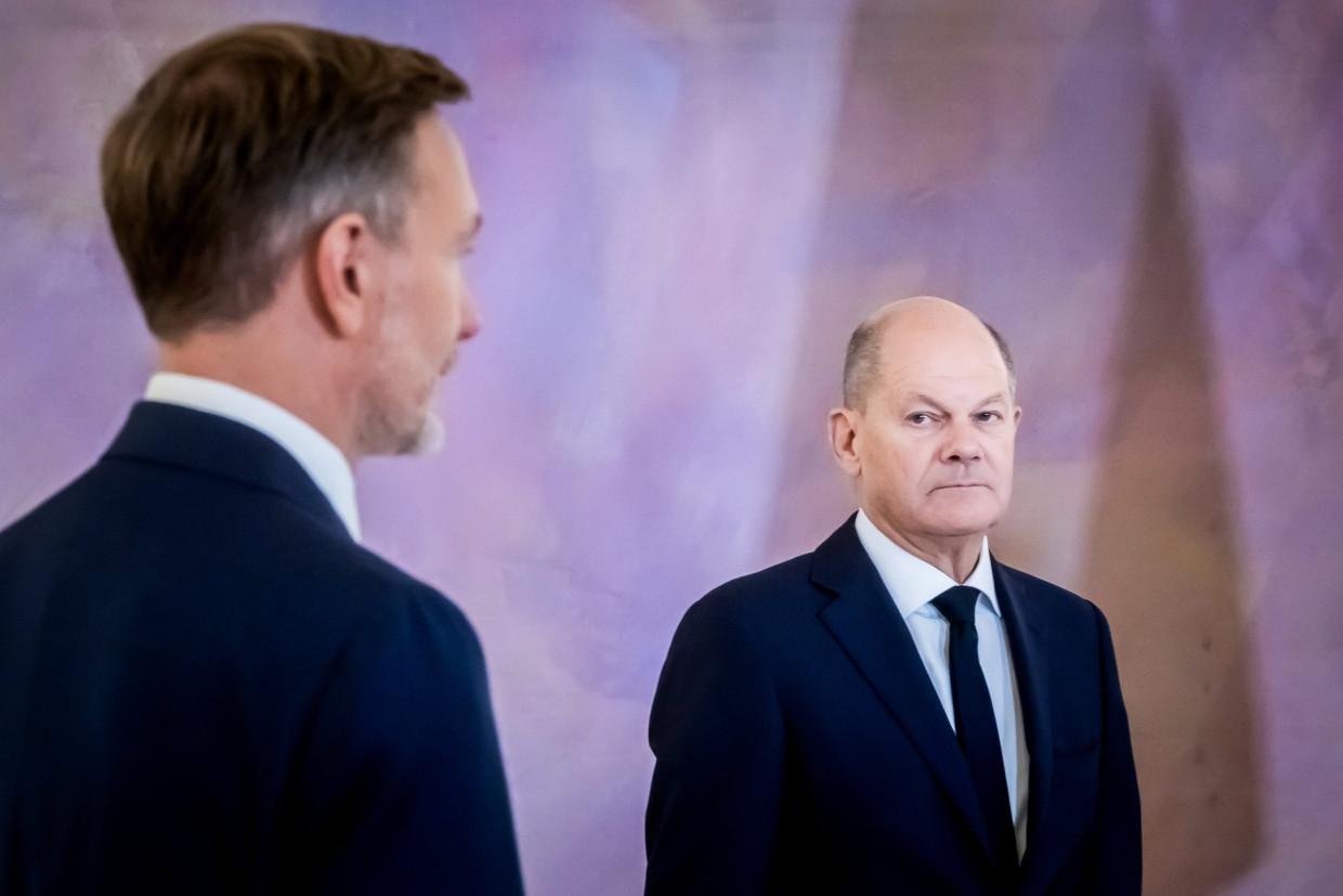 Der frühere Finanzminister Christian Lindner und der noch amtierende Bundeskanzler Olaf Scholz am Tag nach der Trennung im Bundespräsidialamt