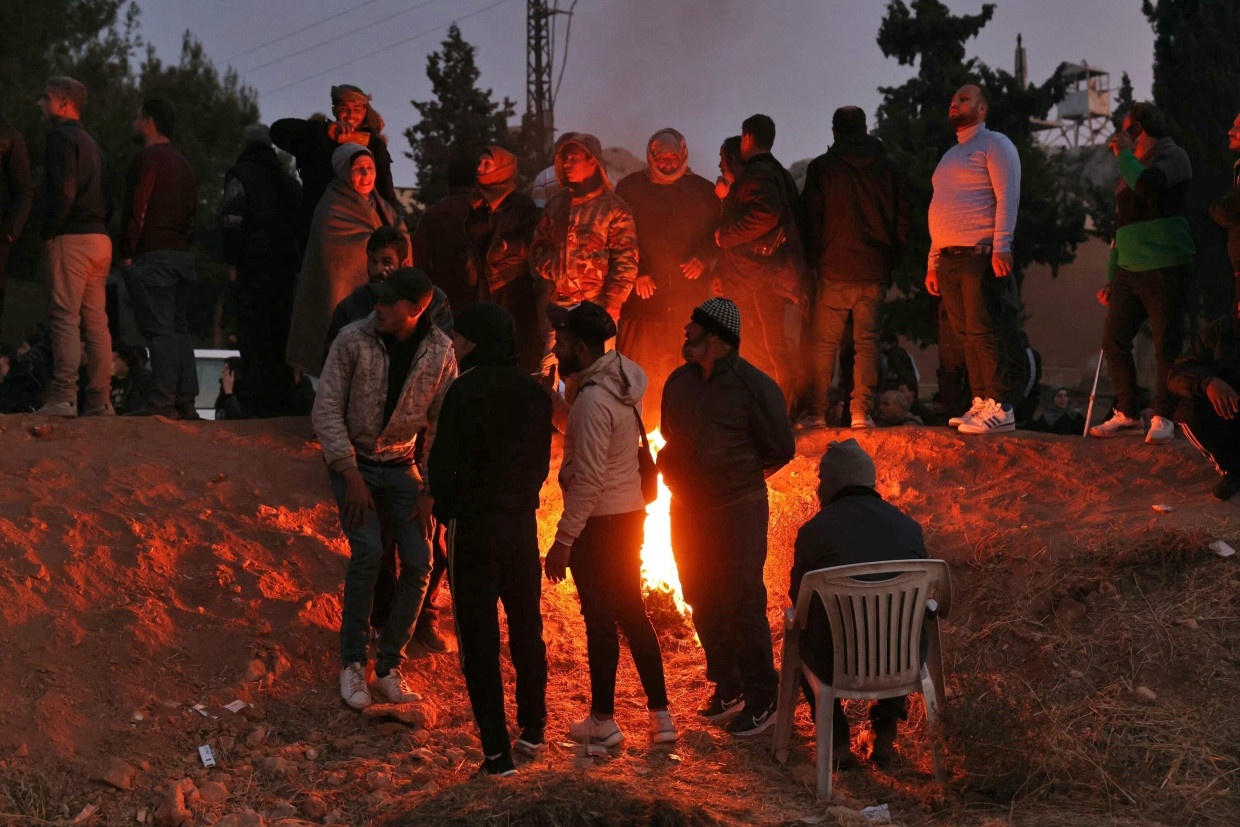 Menschen versammeln sich vor dem Sednaja-Gefängnis um ein Feuer.