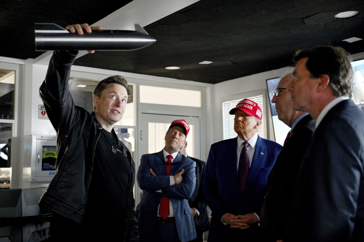 Brownsville, Texas am 19. November 2024: Donald Trump hört zu, als Elon Musk die Abläufe vor dem Start des sechsten Testflugs der SpaceX Starship-Rakete erklärt.