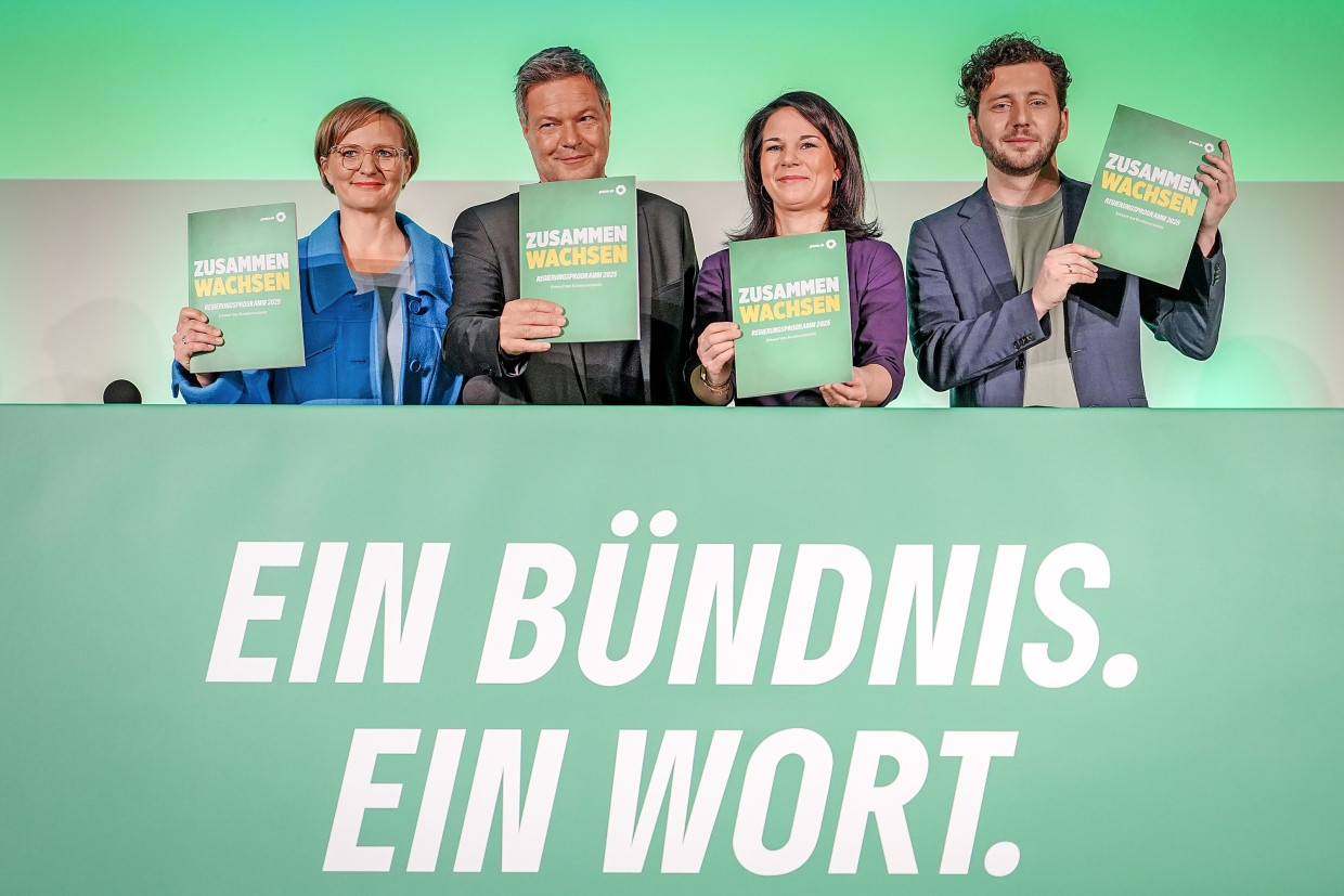 Die Ko-Vorsitzende der Grünen, Franziska Brantner, Kanzlerkandidat Robert Habeck, Außenministerin Annalena Baerbock und der Ko-Vorsitzende Felix Banaszak am Dienstag in Berlin