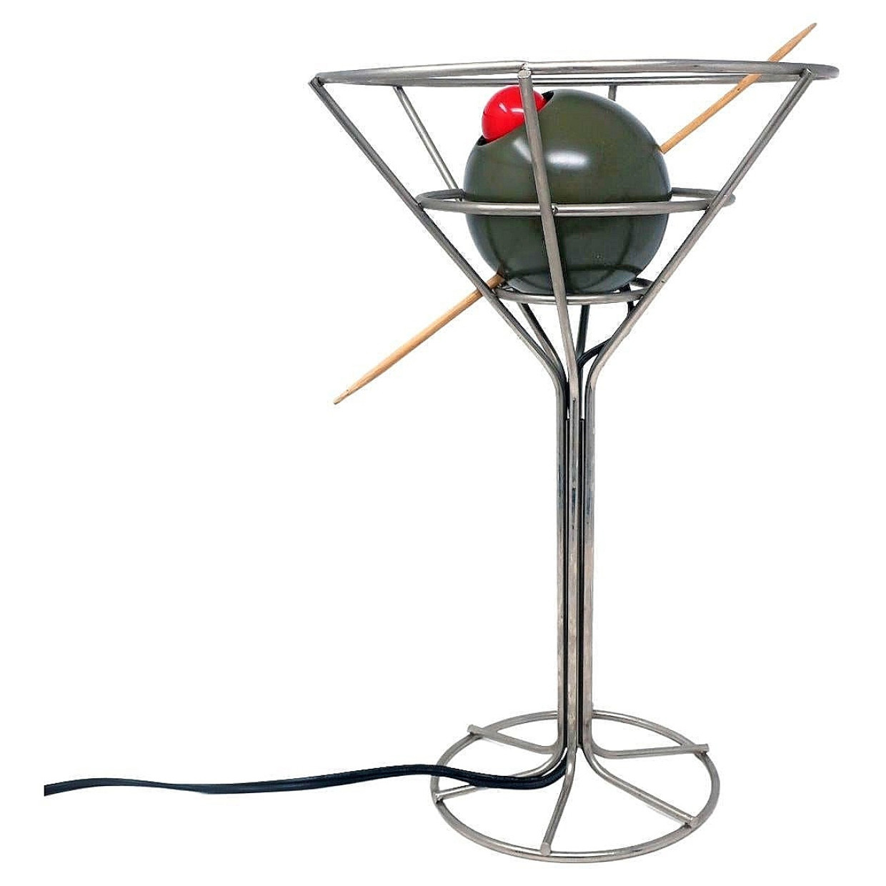 Die „Martini Lamp“, 1993 von David Krys entworfen, ist ein echtes Sammlerobjekt. Und wenn die Olive erst mal leuchtet, auch ein Blickfang am Bartresen.