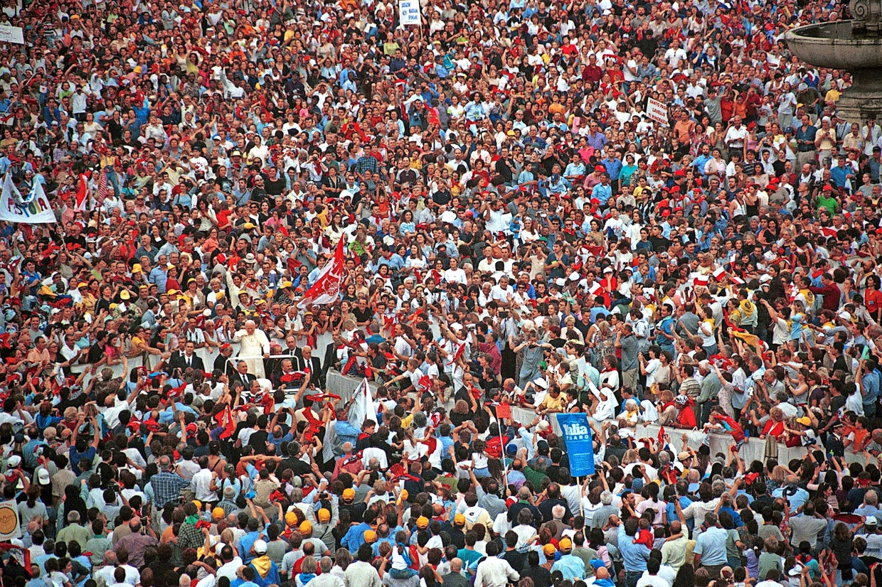 Gläubige nehmen am 15. Oktober 2000 auf dem Petersplatz am „Jubeljahr“ mit Papst Johannes Paul II. teil.