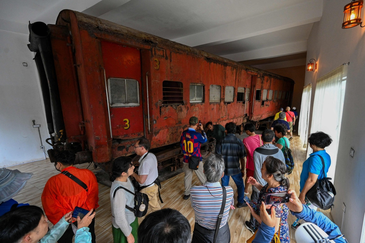 Im Tsunami-Museum: Touristen fotografieren im Dezember 2024 eine Lokomotive des 2004 verunglückten Zugs.