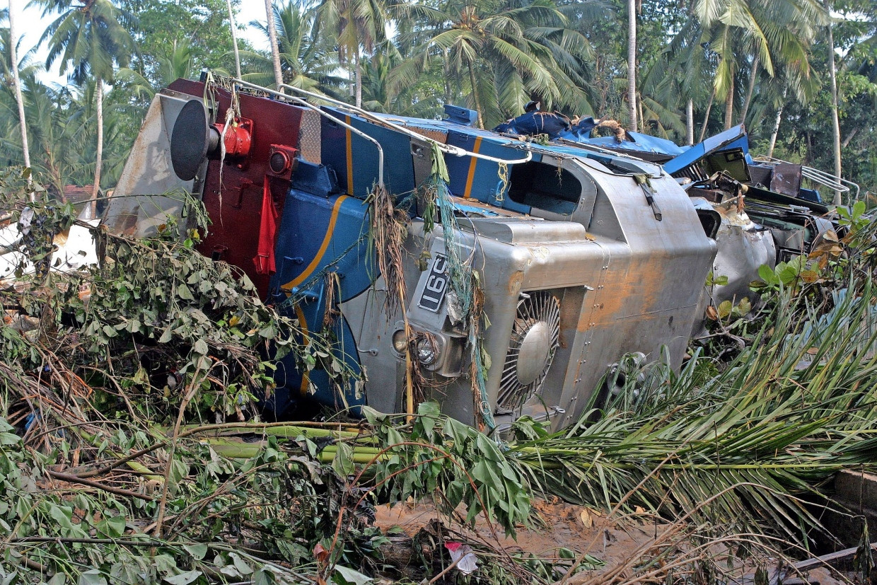 2004 in Peraliya: Eine durch die Tsunamiwelle entgleiste Lokomotive des Zugs, mit dem die Familie Wanniarachchi damals verunglückte