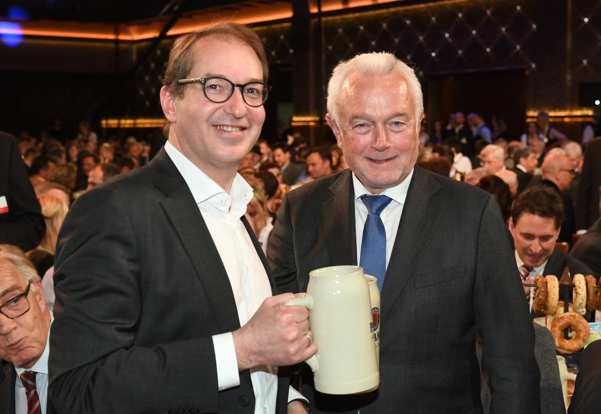 Hält viel auf seine Unangepasstheit: Wolfgang Kubicki von der FDP, hier 2019 mit Alexander Dobrindt von der CSU beim Starkbieranstich auf dem Nockherberg