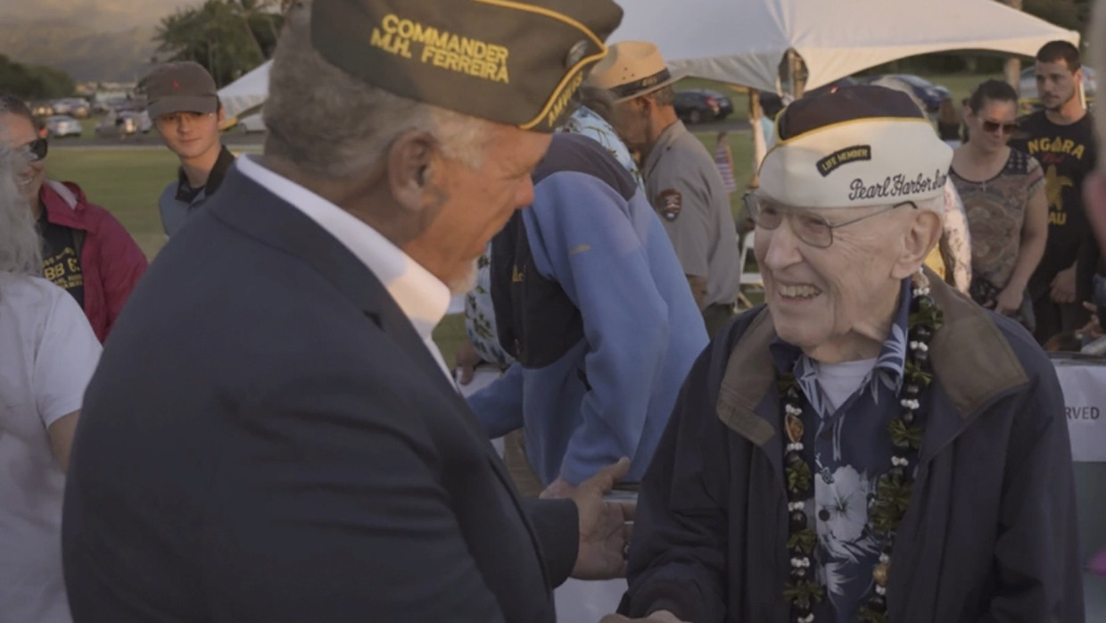 Der Überlebende der USS Utah, Warren Upton, wird von Michael Ferreira, dem Kommandeur der Pearl Harbor American Veterans, nach einer Gedenkzeremonie in Pearl Harbor begrüßt.