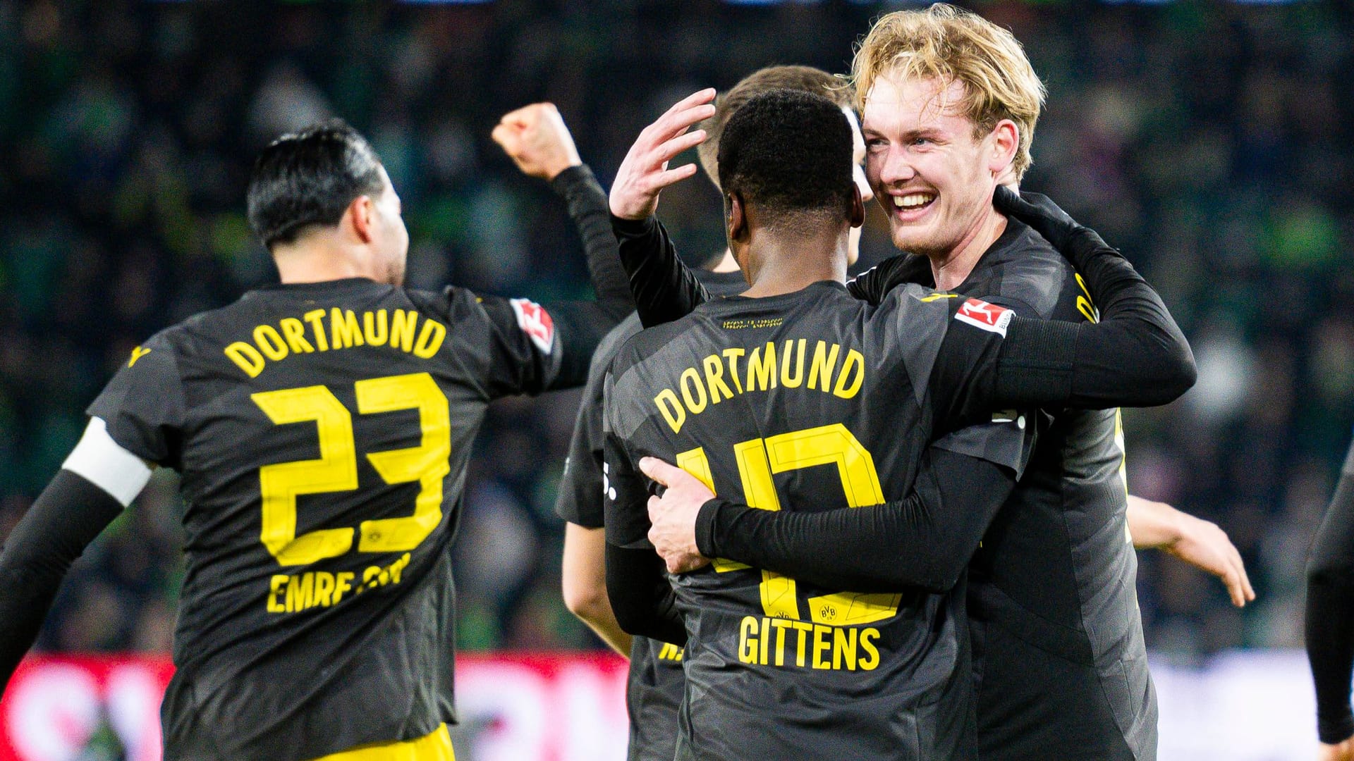 Jubel bei Julian Brandt (r.) und seinen Teamkollegen: In Wolfsburg feierte der BVB einen wichtigen Sieg.