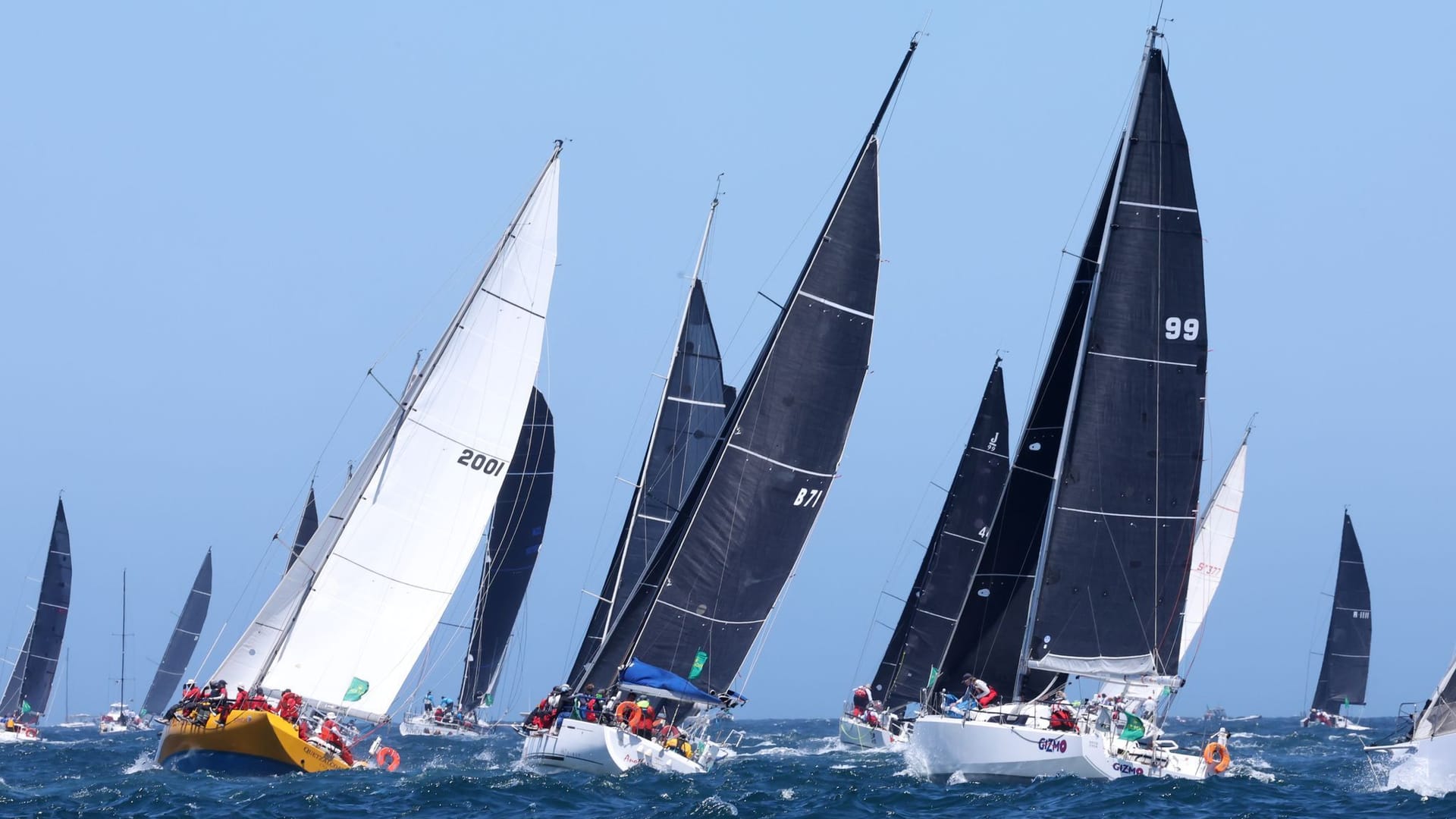 Die Flotte verlässt die Sydney Heads während des Sydney Hobart Yacht Race 2024 in Sydney. Zwei Crewmitglieder verschiedener Jachten kommen laut den Veranstaltern bei der traditionellen Segel-Regatta ums Leben.