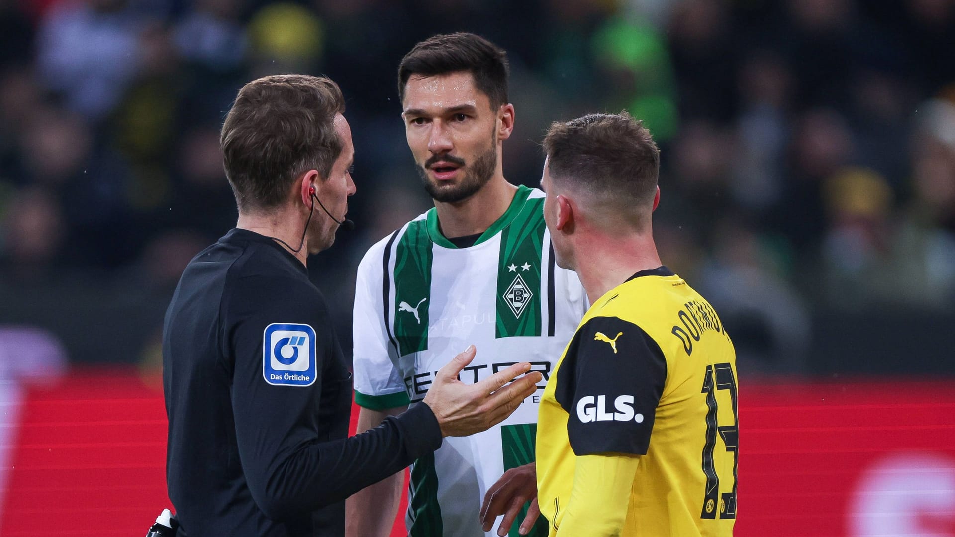 Tobias Stieler (l.): Der Schiedsrichter sprach mit allen Beteiligten über die Aufreger.