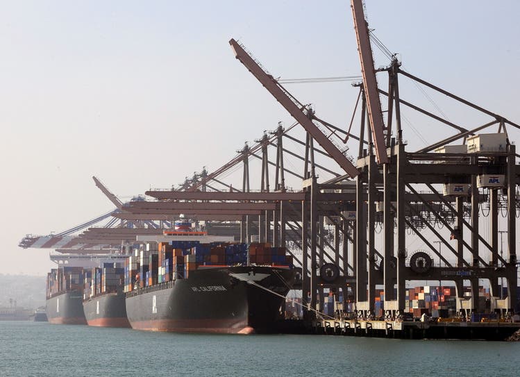 Die amerikanischen Containerterminals arbeiten mit chinesischen Kränen. Am Hafen von Los Angeles ist zusätzlich eine Firma aus China beteiligt.