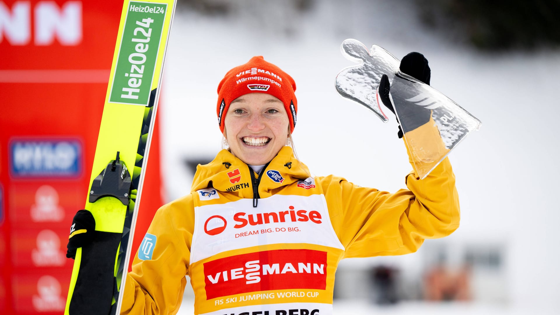 Katharina Schmid mit ihrer Trophäe: Beim Springen in Engelberg holte sie den zweiten Platz.