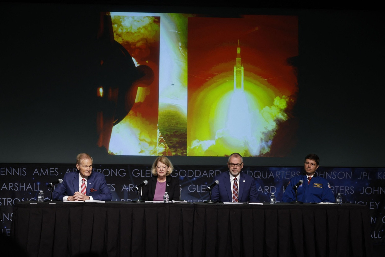 NASA-Pressekonferenz am Donnerstag, 5. Dezember 2024. Von rechts nach links: NASA Administrator Bill Nelson, NASA Deputy Administrator Pamela Melroy, Associate Administrator Jim Free und Reid Wiseman, der Kommandant der Mission Artemis II.