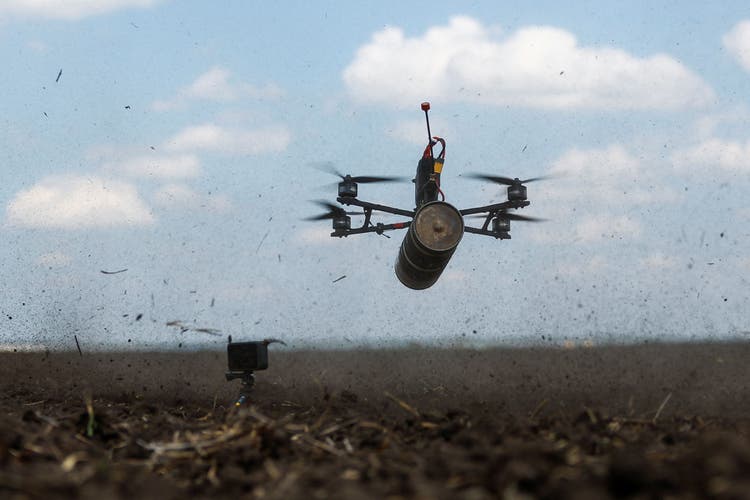 Eine ukrainische Drohne mit einem Sprengkörper bei einem Testflug.