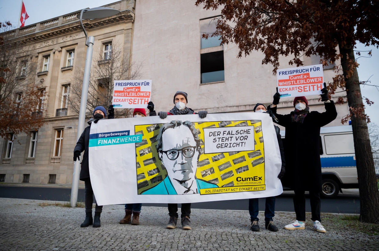 Solidaritätsaktion der Bürgerbewegung Finanzwende für den Hinweisgeber vor der Schweizer Botschaft in Berlin iim Dezember 2021.