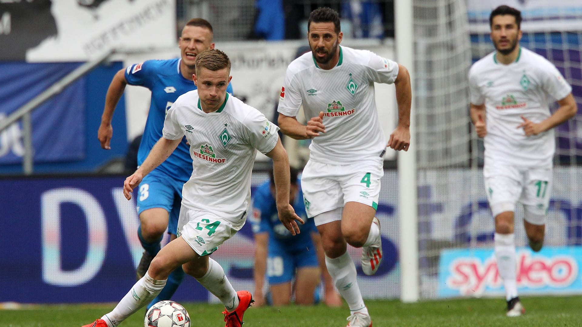 Johannes Eggestein (l.) am Ball (Archivbild): Das frühere Werder-Talent trifft mit dem FC St. Pauli auf seine Jugendliebe.