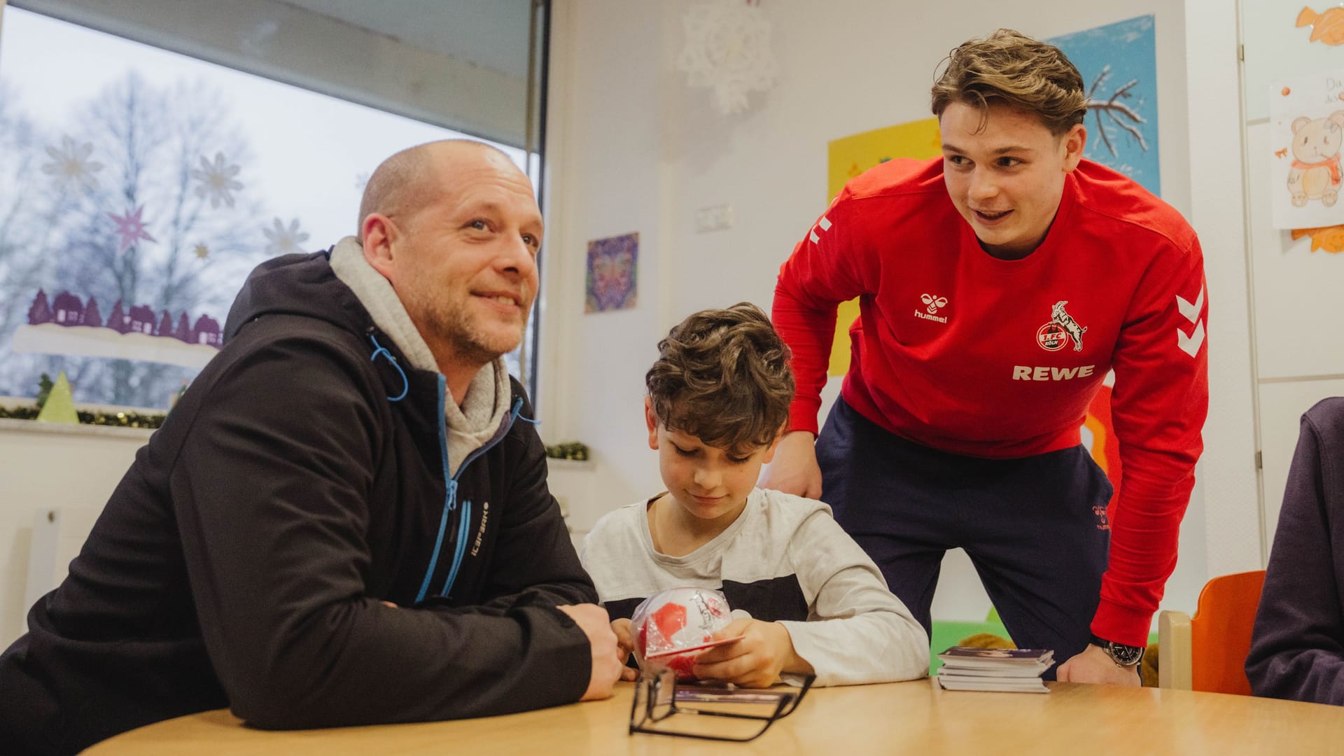 Die Fußballprofis vom FC besuchen Kinderkrankenhäuser in der Vorweihnachtszeit.