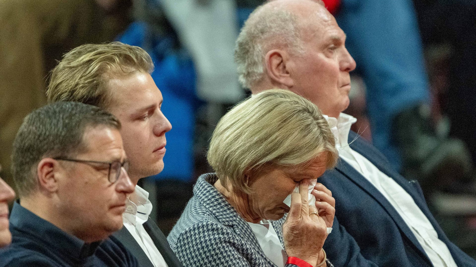 Max Eberl, Joel Beckenbauer, Witwe Heidi Beckenbauer und Uli Hoeneß (v.l.n.r.): Sie saßen bei der Mitgliederversammlung des FC Bayern in erster Reihe.