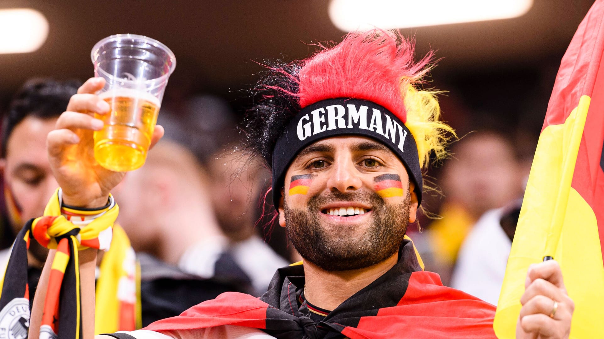 Ein deutscher Fan mit Bier in der Hand (Symbolbild): Solche Bilder wird es in Saudi-Arabien nicht geben.