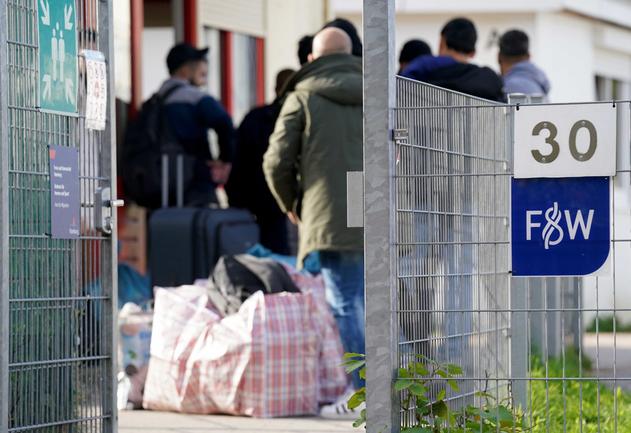 Flüchtlinge aus Syrien kommen mit ihrem Gepäck in einer
Erstaufnahmeeinrichtung in Hamburg an.