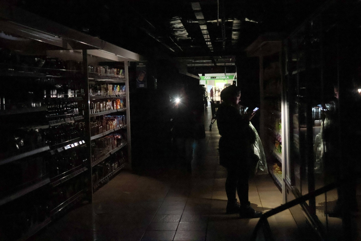 Einkaufen in Zeiten des Stromausfalls: Ein Supermarkt in Kiew.