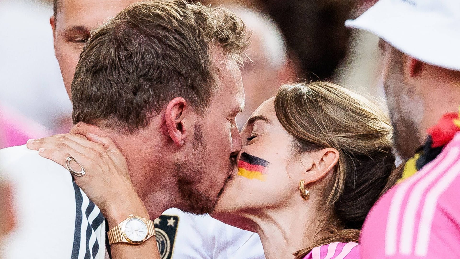 Julian Nagelsmann (l.) küsst seine Partnerin Lena Wurzenberger nach dem Deutschland-Spiel gegen Ungarn: Das Foto verbreitete sich rasend schnell im Netz.