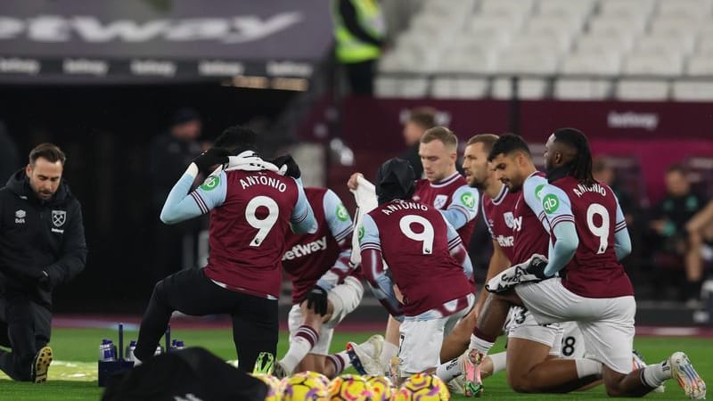 Solidaritätstrikots: Die Spieler von West Ham zeigen ihre Unterstützung für ihren Mannschaftskameraden Michail Antonio.