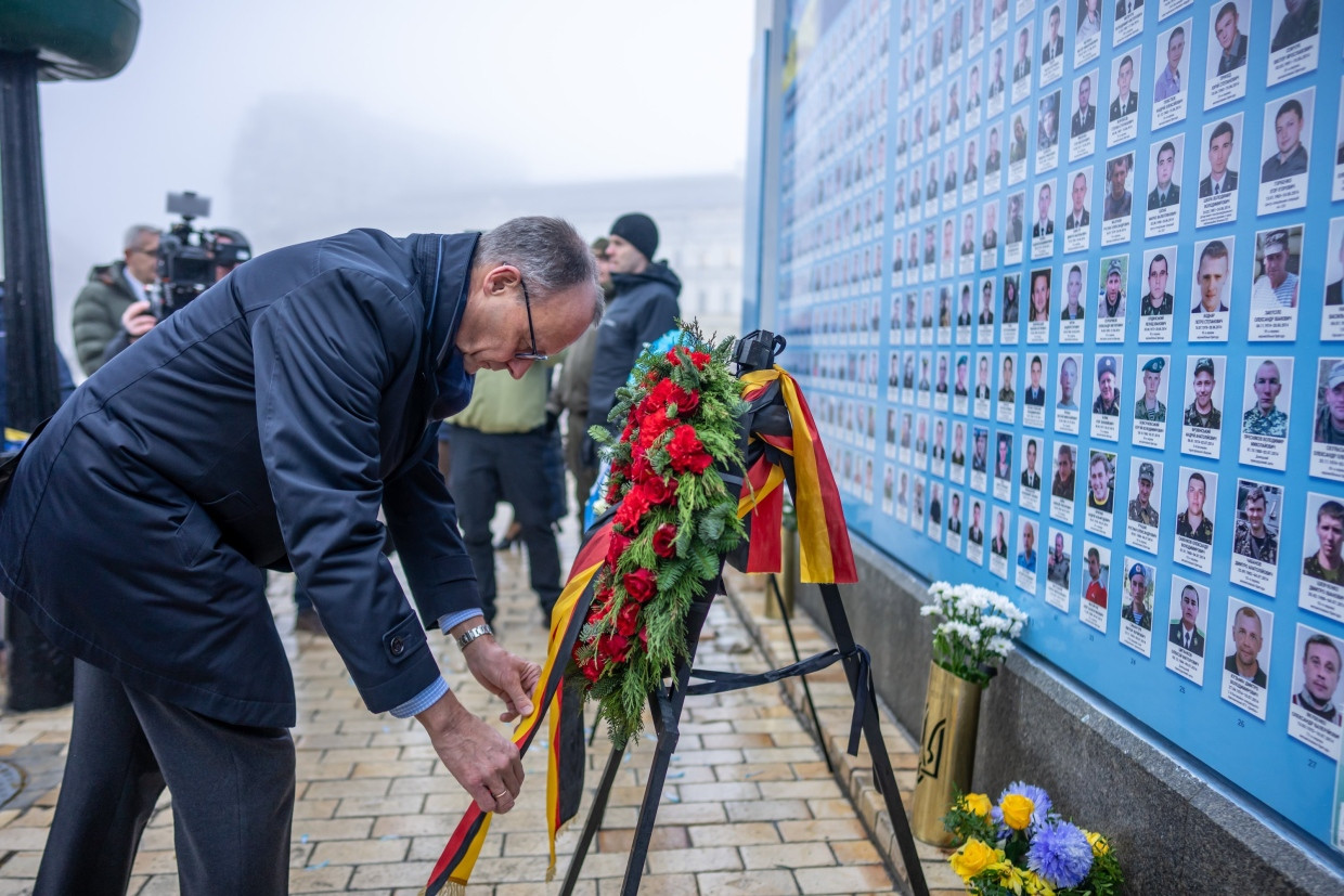 Friedrich Merz am Montag an der Mauer des Gedenkens für gefallene Soldaten in Kiew