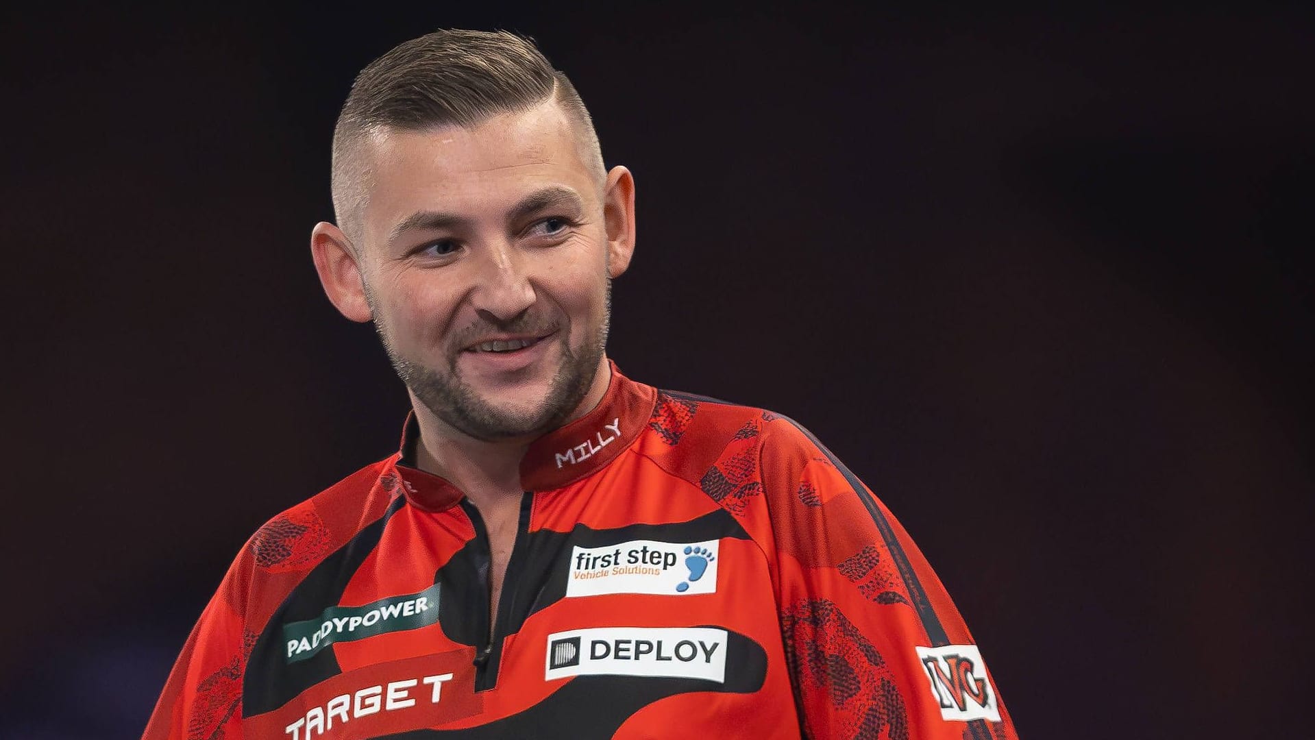 Nathan Aspinall: Der Darts-Profi hielt während seines Matches kurz inne, um einen kuriosen Moment zu beobachten.