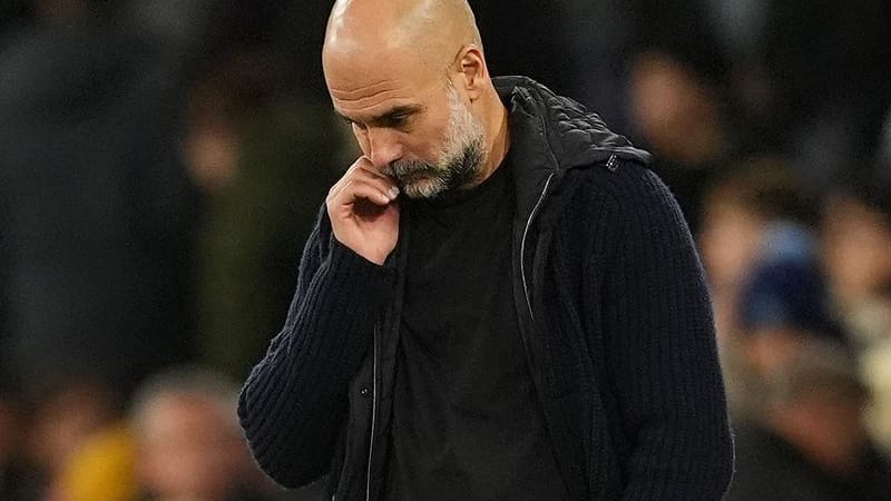 Pep Guardiola, Trainer von Manchester City, reagiert an der Seitenlinie.