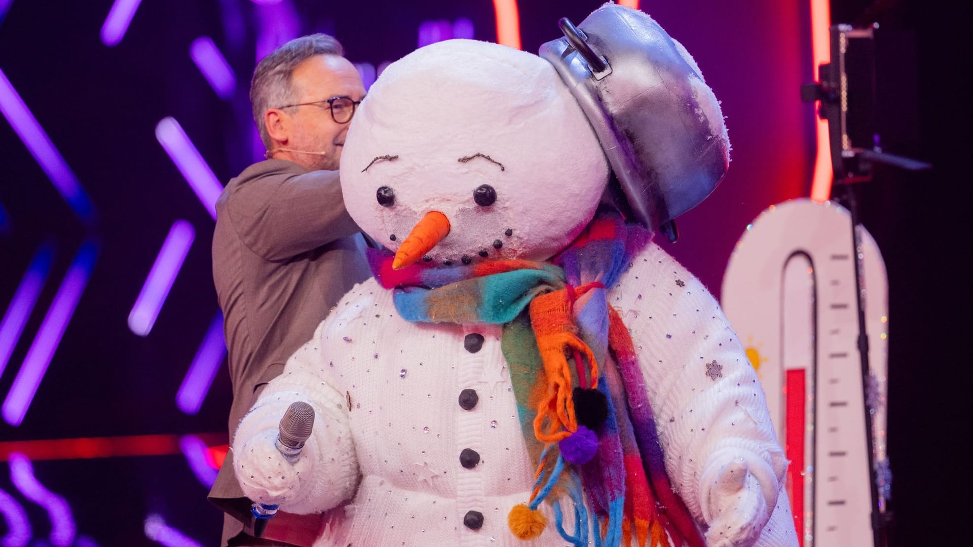 Die Figur "Der Schneemann" steht in der Prosieben-Show "The Masked Singer" auf der Bühne neben Moderator Matthias Opdenhövel.