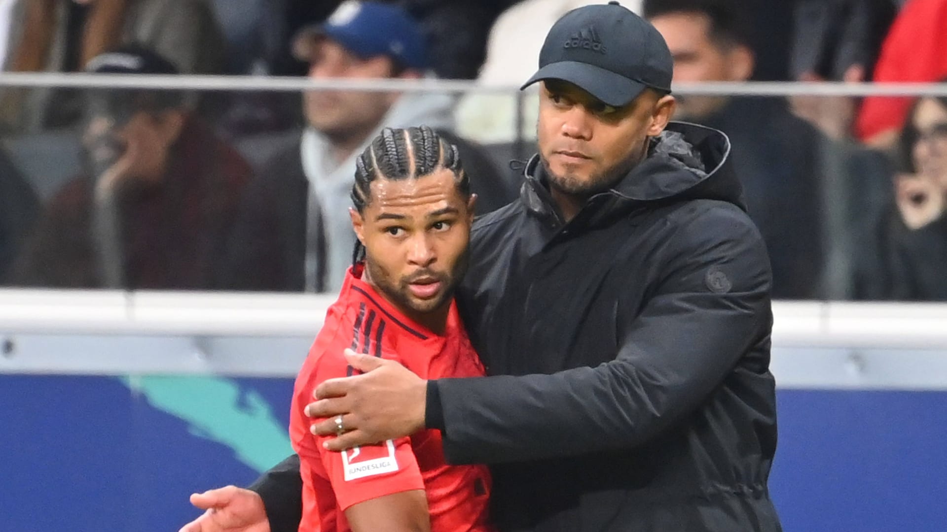 Serge Gnabry (l.) neben Trainer Vincent Kompany.