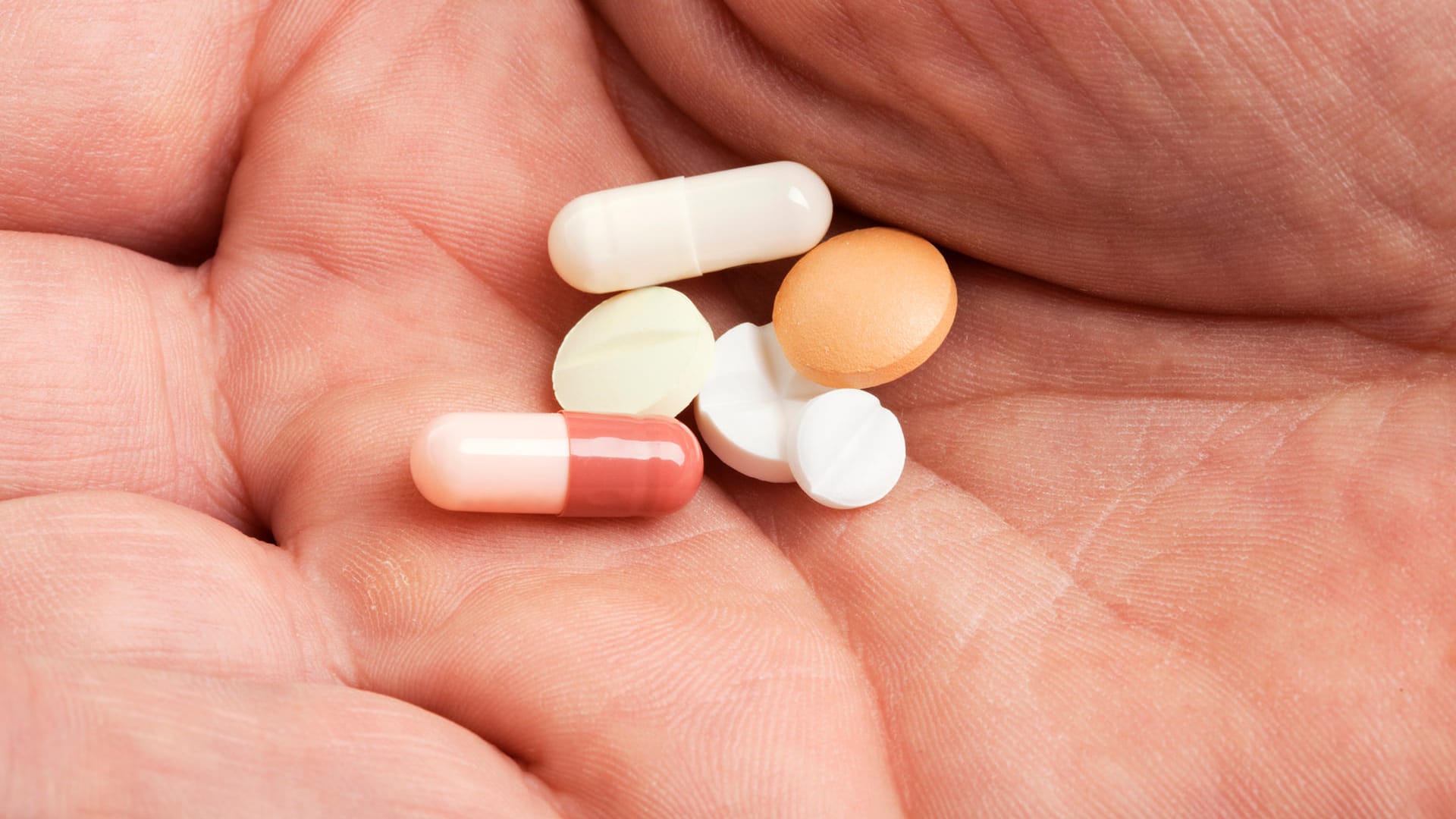 Pillen,Tabletten und Kapseln liegen in einer Hand. Cholesterinsenkende Medikamente stehen bei vielen Patienten in einem schlechten Ruf. Zu Unrecht, sagen Experten. Pillen,Tabletten und Kapseln liegen in einer Hand. Cholesterinsenkende Medikamente stehen bei vielen Patienten in einem schlechten Ruf. Zu Unrecht, sagen Experten.