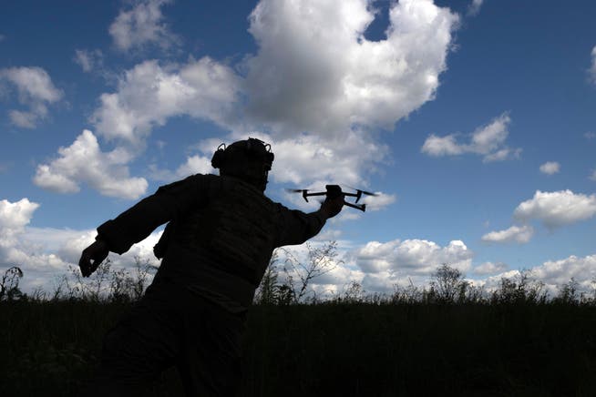 Ein ukrainischer Soldat mit einer Drohne. Bachmut, Ukraine, 16. Juli 2023.