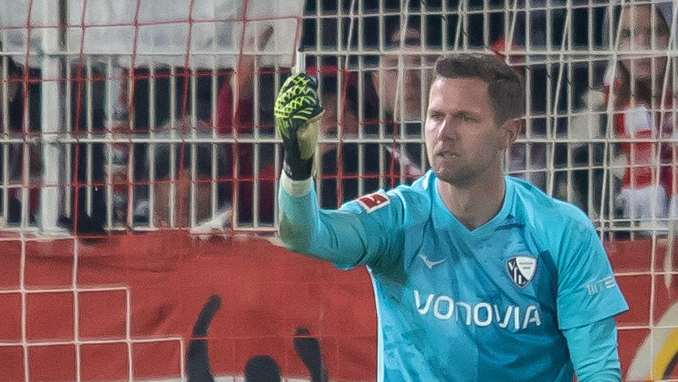 Patrick Drewes zeigt das Feuerzeug: Der Bochum-Keeper wurde davon am Kopf getroffen.