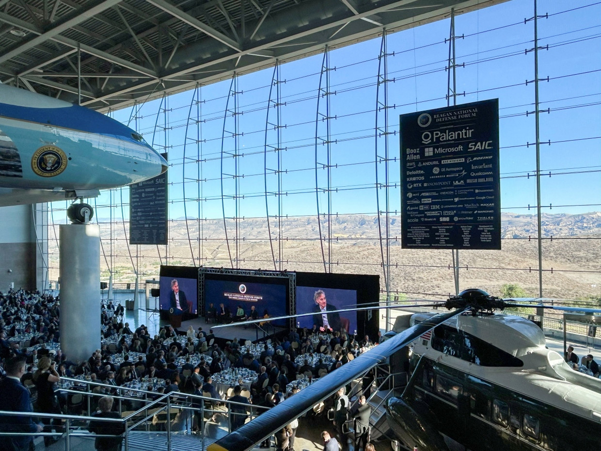 Palantir-CEO Alex Karp spricht im Dezember 2024 auf einem Podium beim Reagan National Defense Forum in Simi Valley.