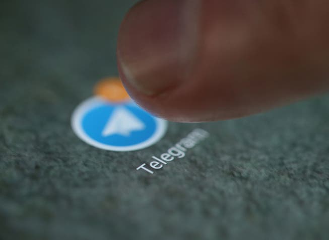 Das Logo der Telegram-App ist auf einem Smartphone zu sehen.