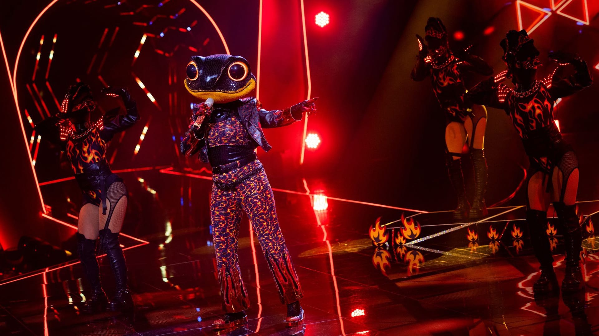 Die Figur "Der Feuersalamander" steht in der ProSieben-Show "The Masked Singer" auf der Bühne.