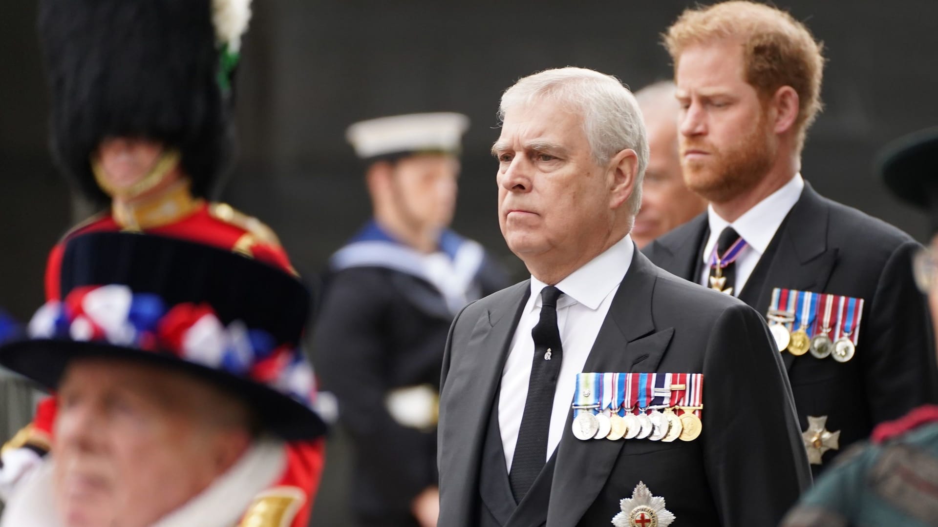 Prinz Andrew und Prinz Harry: Beide Royals stehen im Palast nicht in erster Reihe.