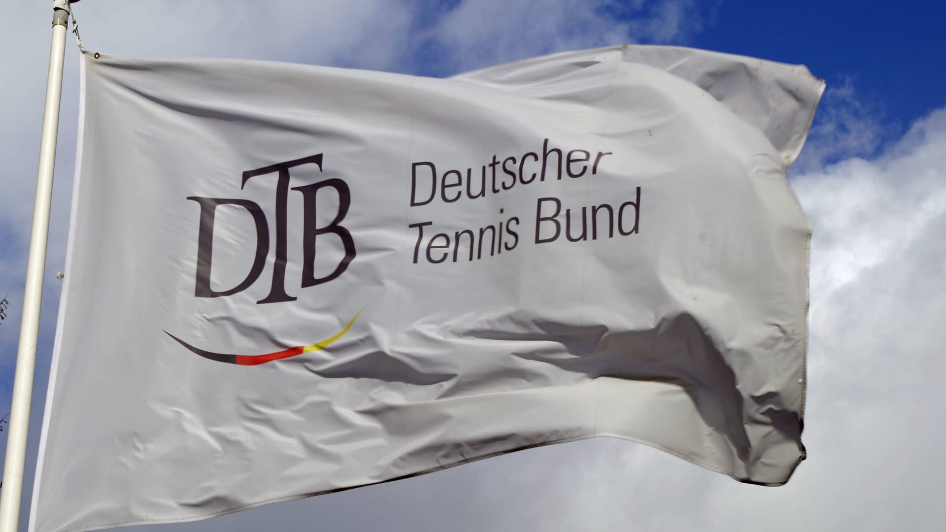 Eine Fahne mit dem Logo des DTB: Bei dem deutschen Sportverband haben interne Untersuchungen zu einem Ergebnis geführt.