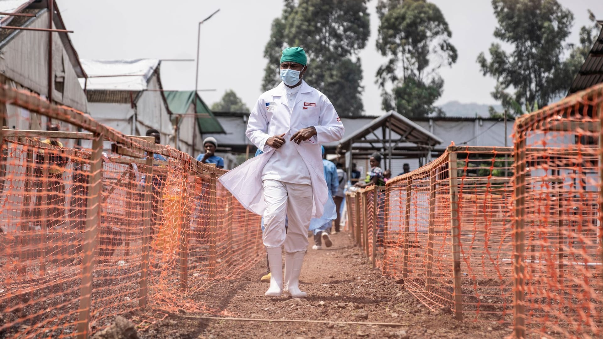 Ein Gesundheitsarbeiter in der Demokratischen Republik Kongo (Archivbild): Zusätzlich zu dem andauernden Mpox-Ausbruch gibt nun eine neue Krankheit Rätsel auf.