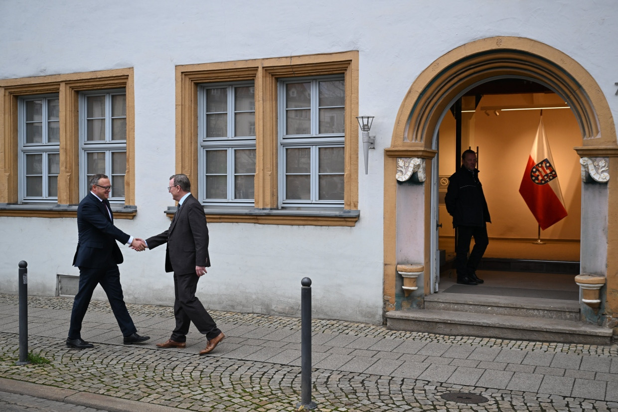 Der neu gewählte Ministerpräsident Mario Voigt (CDU) und der frühere Ministerpräsident Bodo Ramelow (Linkspartei) geben sich am 12. Dezember 2024 vor der Staatskanzlei die Hand.