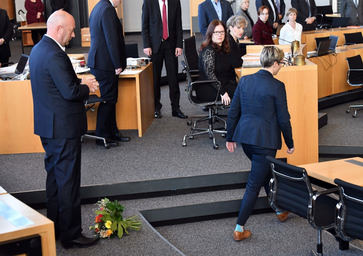 Sie warf ihm die Blumen vor die Füße: Susanne Hennig-Wellsow (rechts, Linkspartei) wendet sich vom frisch gewählten Ministerpräsidenten Thomas Kemmerich (FDP) ab.