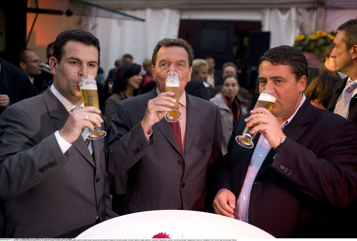 Sagte von sich, er regiere mit der Leber: der frühere Bundeskanzler Gerhard Schröder 2008 mit dem damaligen Umweltminister Sigmar Gabriel (r.) und dem damaligen Generalsekretär Hubertus Heil beim SPD-Sommerfest in Berlin