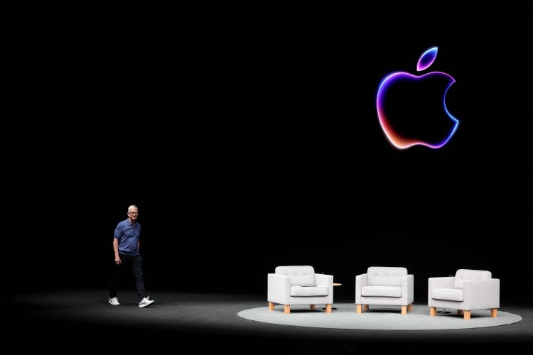 Apple-CEO Tim Cook betritt das Podium an der Entwicklerkonferenz in Cupertino, Kalifornien.