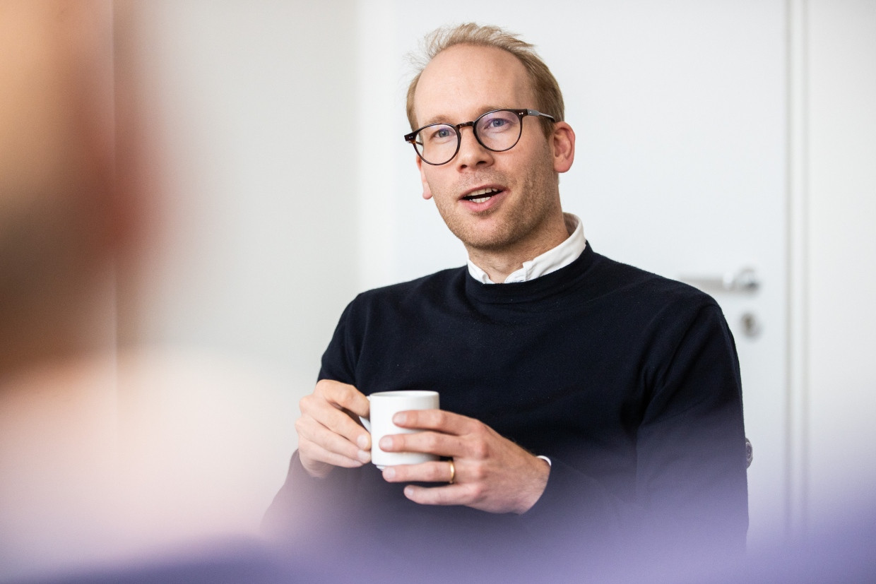 Maximilian Viessmann bei seinem Besuch im F.A.Z.-Tower in Frankfurt