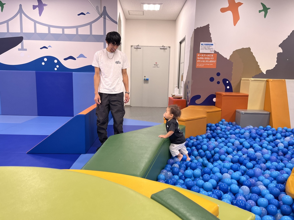 Spaß garantiert: Hiroto Katsukawa mit seinem Sohn Rihito im Indoor-Spielplatz „Hare Hare“